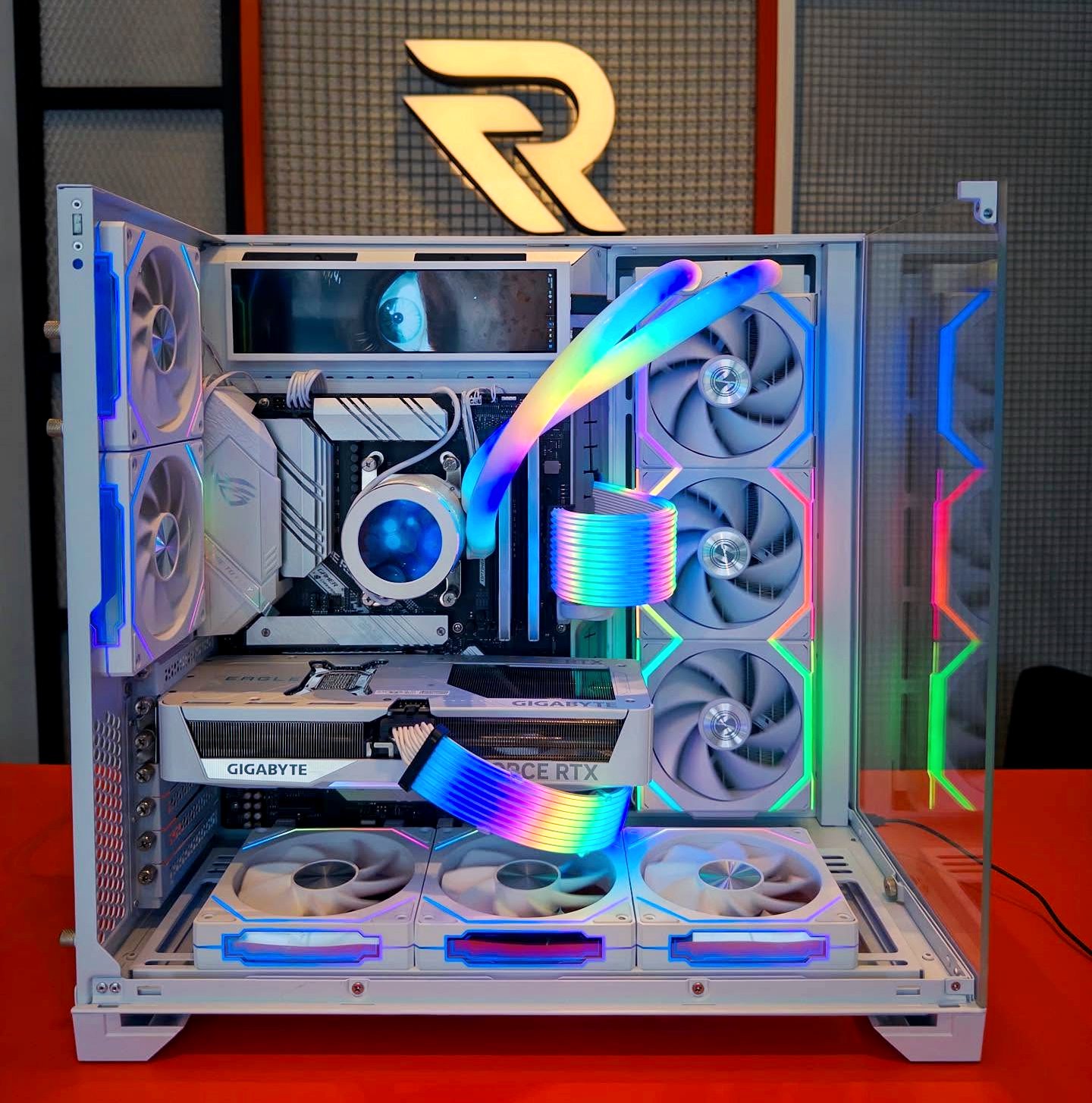 Técnico trabalhando em um computador